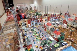 El Menador se llena de cientos de Playmobils para mostrar la acción humanitaria de Cruz Roja