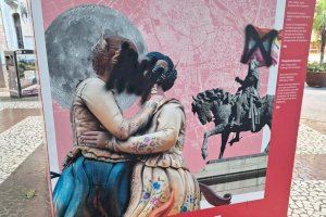 Ataque vandálico a la exposición LGTBI en Gandia con pintadas homófobas y símbolos de odio