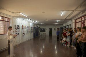 José Molina, antiguo alumno del IES Vicent Andrés Estellés, presenta la exposición “Distopía: Mundos hipotéticos a través del cómic”