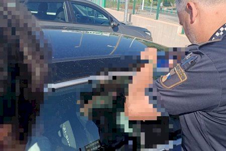 Un descuido que pudo acabar en tragedia: rescatan a un bebé atrapado en un coche en Crevillent