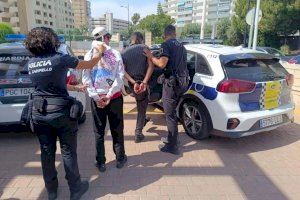 Una soleada mañana de domingo acaba con un robo a unos bañistas de El Campello
