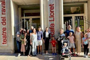 L'exterior del Teatre del Raval ja llueix les seues lletres corpòries en homenatge a Rafa Lloret