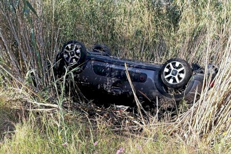 Una madre y su hijo menor, heridos tras salirse de la vía en Alboraya y volcar su coche bajo un puente