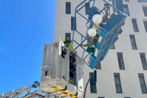 VÍDEO | Dos operarios quedan colgados en Valencia tras un fallo en su plataforma elevadora