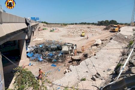 Brutal accidente en la A3 al caer un camión en el barranco del Poyo