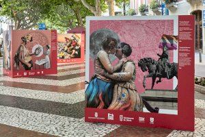 Restitueixen els panells del Gandia Pride després de l'acte vandàlic contra la diversitat