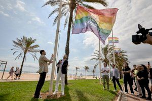Gandia referma el seu compromís amb la diversitat en l'acte d'hissada de banderes LGTBI
