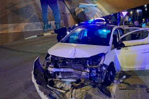 Condueix borratxo i s'estavella contra un semàfor a Santa Pola