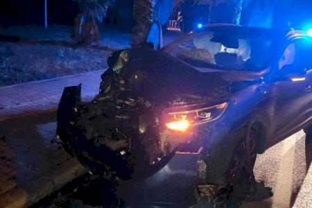 Un conductor drogado se empotra contra una palmera en Alboraya