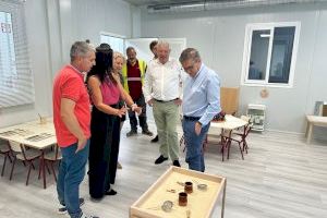 José Antonio Rovira visita las aulas prefabricadas que acogerán desde este viernes al alumnado de Infantil del CEIP l’Horta de Paiporta