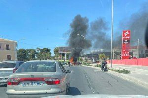 Arde un coche frente a una gasolinera de Alicante Arde un coche frente a una gasolinera de Alicante