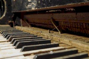 Un piano arrasat per la DANA a Paiporta renaix com a obra d'art sonora