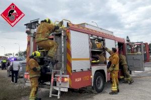 Un incendio arrasa autocaravanas en un parking de Sant Joan d'Alacant - (foto 4) Un incendio arrasa autocaravanas en un parking de Sant Joan d'Alacant - (foto 4)