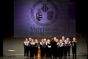 La Nau Gran de la Universidad de Valencia en Gandía entrega las becas y diplomas al alumnado