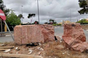 Caòtica escena a Novelda després de la caiguda d'un bloc de marbre d'un camió
