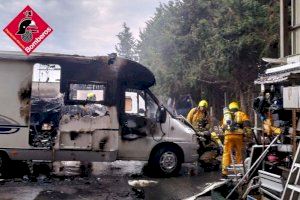 Un incendio arrasa autocaravanas en un parking de Sant Joan d'Alacant Un incendio arrasa autocaravanas en un parking de Sant Joan d'Alacant