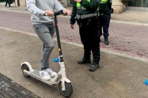 Un patinet se salta l'Stop i acaba a l'hospital després de xocar amb un cotxe a Castelló