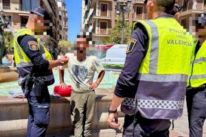 Una joven aparece sangrando por el cuello tras ser atacada por la espalda en pleno centro de Valencia