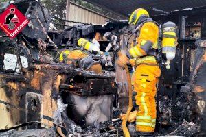 Un incendio arrasa autocaravanas en un parking de Sant Joan d'Alacant - (foto 2) Un incendio arrasa autocaravanas en un parking de Sant Joan d'Alacant - (foto 2)