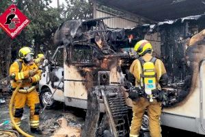 Un incendio arrasa autocaravanas en un parking de Sant Joan d'Alacant - (foto 5) Un incendio arrasa autocaravanas en un parking de Sant Joan d'Alacant - (foto 5)