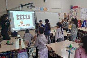 Multas simbólicas y señales de tráfico: así aprenden seguridad vial los escolares de Nules