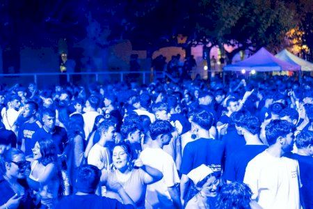 Un pueblo de Castellón da la bienvenida al verano con un festival en la playa
