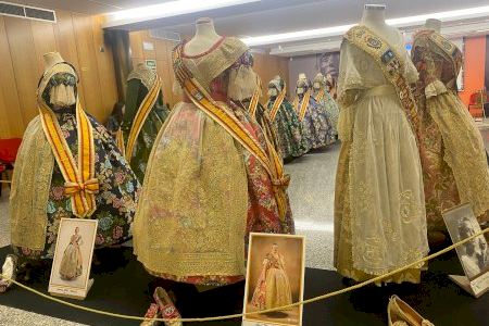 La Falla l’Embut de Benicarló inaugura la exposición solidaria "Somnis de les nostres Falleres Majors" en colaboración con SOM Falla