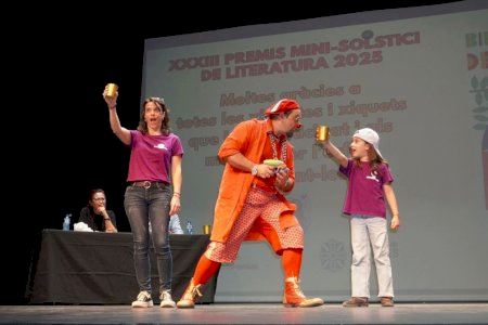 900 escolares de Manises celebran la creatividad en la XXXIII edición de los Premios Mini Solstici 2025