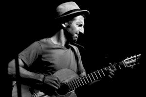 Nacho Pereda y l@s Chatarrer@s del Amor cierran la temporada de músicas urbanas en La Nau con “fusión de autor”, filosofía y buen humor
