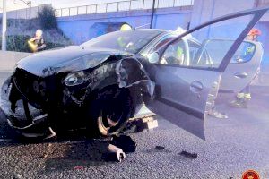 Una mujer queda atrapada y herida en un grave accidente en la V-30 a la altura de las cocheras de la EMT