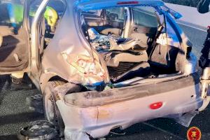 Una mujer queda atrapada y herida en un grave accidente en la V-30 a la altura de las cocheras de la EMT - (foto 2)