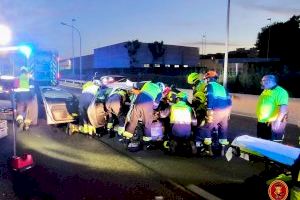 Una mujer queda atrapada y herida en un grave accidente en la V-30 a la altura de las cocheras de la EMT - (foto 3)