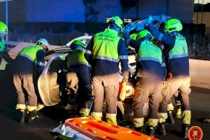 Una mujer queda atrapada y herida en un grave accidente en la V-30 a la altura de las cocheras de la EMT - (foto 5)