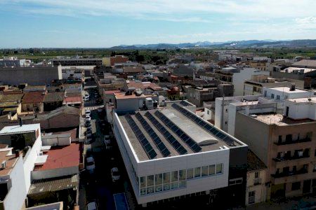 Moncofa culmina la instalación de placas fotovoltaicas en el colegio y la biblioteca, a través de fondos europeos Moncofa culmina la instalación de placas fotovoltaicas en el colegio y la biblioteca, a través de fondos europeos