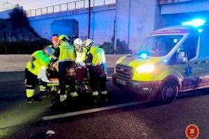 Atrapada dentro de de su coche tras estrellarse en la zona San Isidro de Valencia - (foto 2)