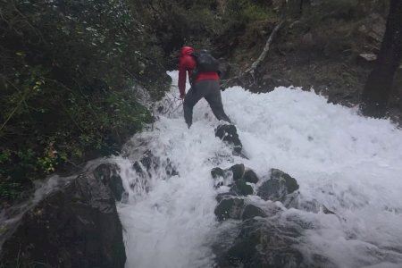 VÍDEO | L'enigmàtic ullal que fascina a dos excursionistes després de les pluges a Castelló: "Espectacular, és impressionant"