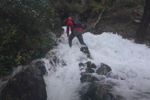 VÍDEO | La enigmática surgencia que fascina a dos excursionistas tras las lluvias en Castellón: "Espectacular, es impresionante"