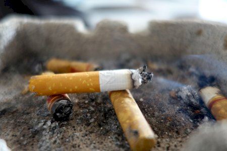 El Govern ultima una reforma legal que prohibirà fumar en terrasses, campus i vehicles laborals