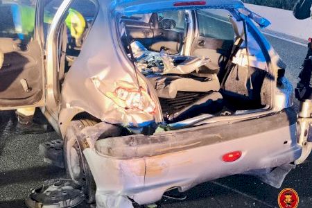 Atrapada dentro de de su coche tras estrellarse en la zona San Isidro de Valencia