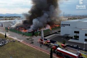 VÍDEO | Cercan el gran incendio dentro de la nave de Almassora pero el fuego sigue activo