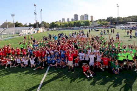 Al voltant de 600 alumnes arrepleguen les medalles per la seua participació en els 43é Jocs Esportius Escolars de Benidorm