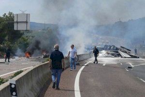 Camión volcado y en llamas paraliza la A-23 entre Soneja y Segorbe