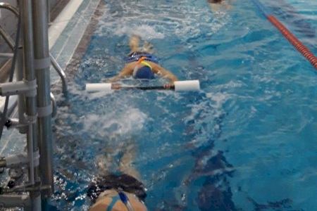 Quart de Poblet lanza el Pack Verano 2025 con actividades deportivas en las instalaciones de la piscina municipal cubierta