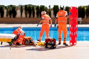 Salvan la vida a un niño que se estaba ahogando en una piscina de un colegio de l'Eliana