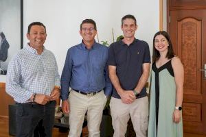 El alcalde de Ontinyent recibe el cartel anunciador de las fiestas de Moros y Cristianos de 2025, obra del artista Dulk