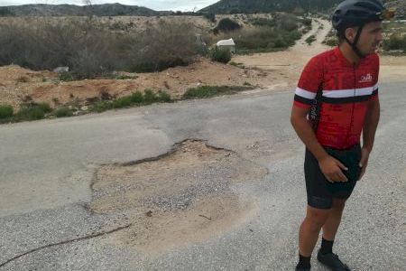 "Es muy injusto": un ciclista cae en un socavón de Alicante pero la justicia sentencia que no era una vía apta para ir con bici de carretera