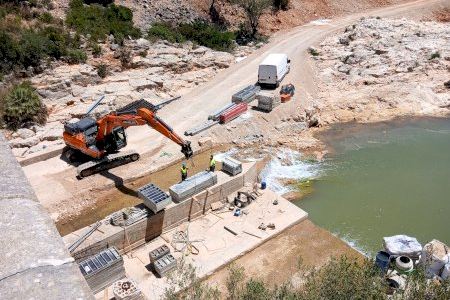 Avancen les obres de reconstrucció a València: així alcen unes esculleres en el riu Magre