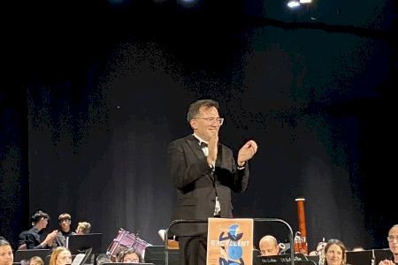 Chiva ret homenatge a Luis Serrano Alarcón al concert final de la seua gira mundial 'Jalupe'