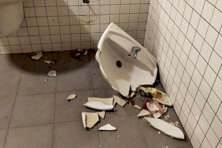 Indignació a La Nucia per les destrosses en els banys públics dels Nits