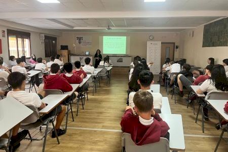 60 estudiantes del colegio San Antonio de Padua asisten a una charla del programa Vithas Aula Salud Colegios sobre salud mental y autoestima